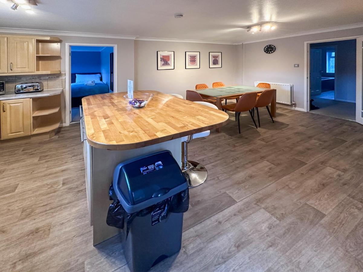 Blunsdon - Spacious Bungalow, High Speed Wi-fi, Free Private Parking, Garden Apartment Swindon